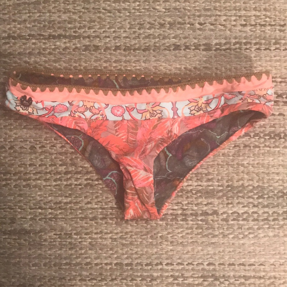 Maaji swim bottoms. Signature Cut.  EUC.  Medium